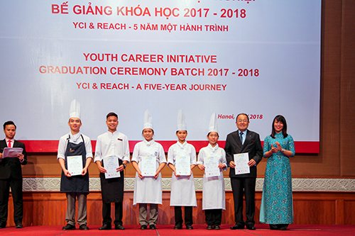​  Tổng Giám đốc khách sạn Sheraton Hanoi - Masahiro Taguchi và Giám đốc trung tâm REACH - Phạm Thị Thanh Tâm trao chứng chỉ cho các học viên